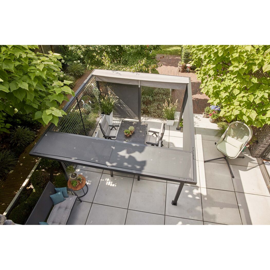 Pergola mit Beschattung und Gartenmöbeln