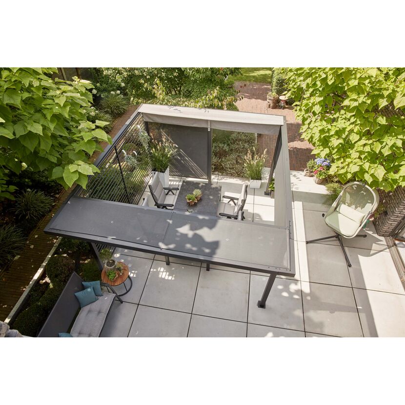 Pergola mit Beschattung und Gartenmöbeln