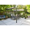 Schwarze Pergola mit Sonnensegel und Gartenmöbeln