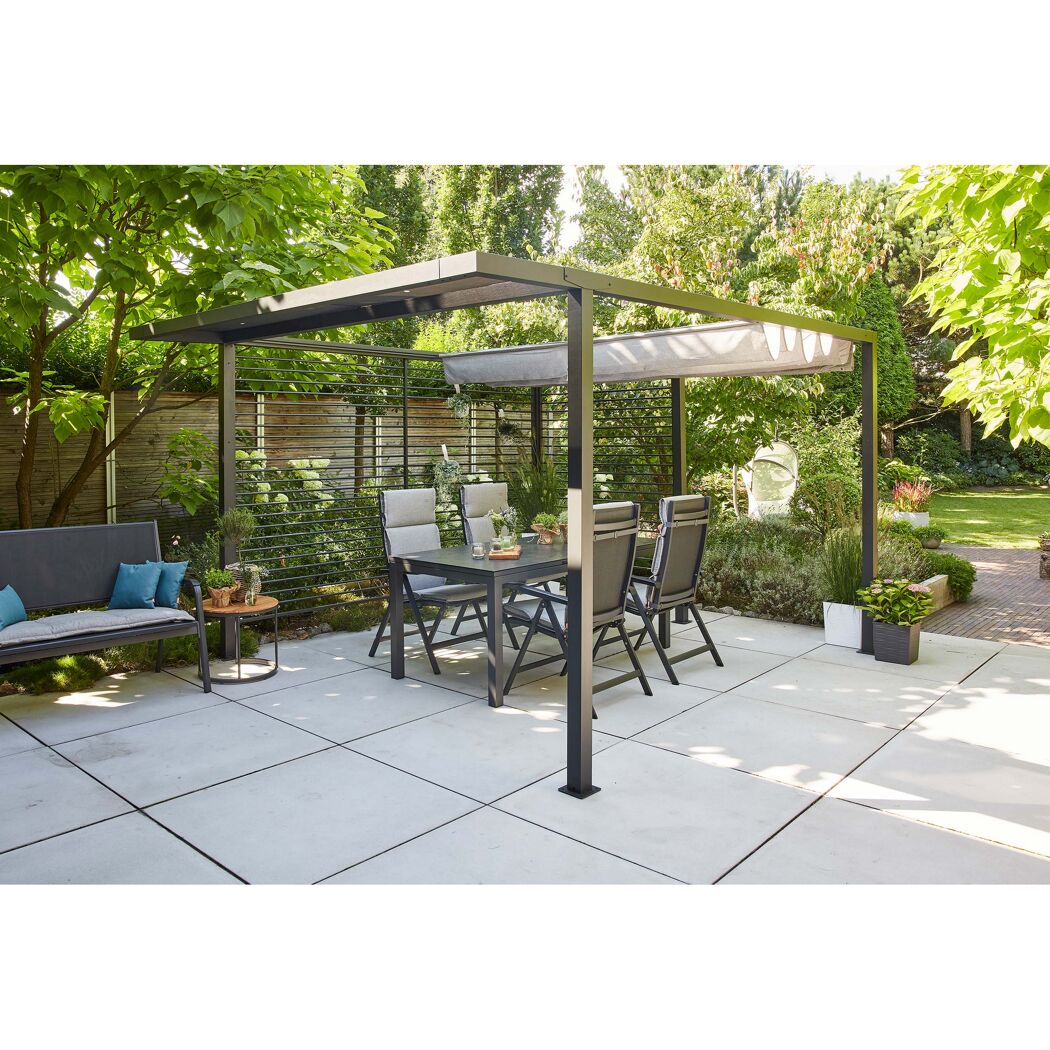 Schwarze Pergola mit Sonnensegel und Gartenmöbeln