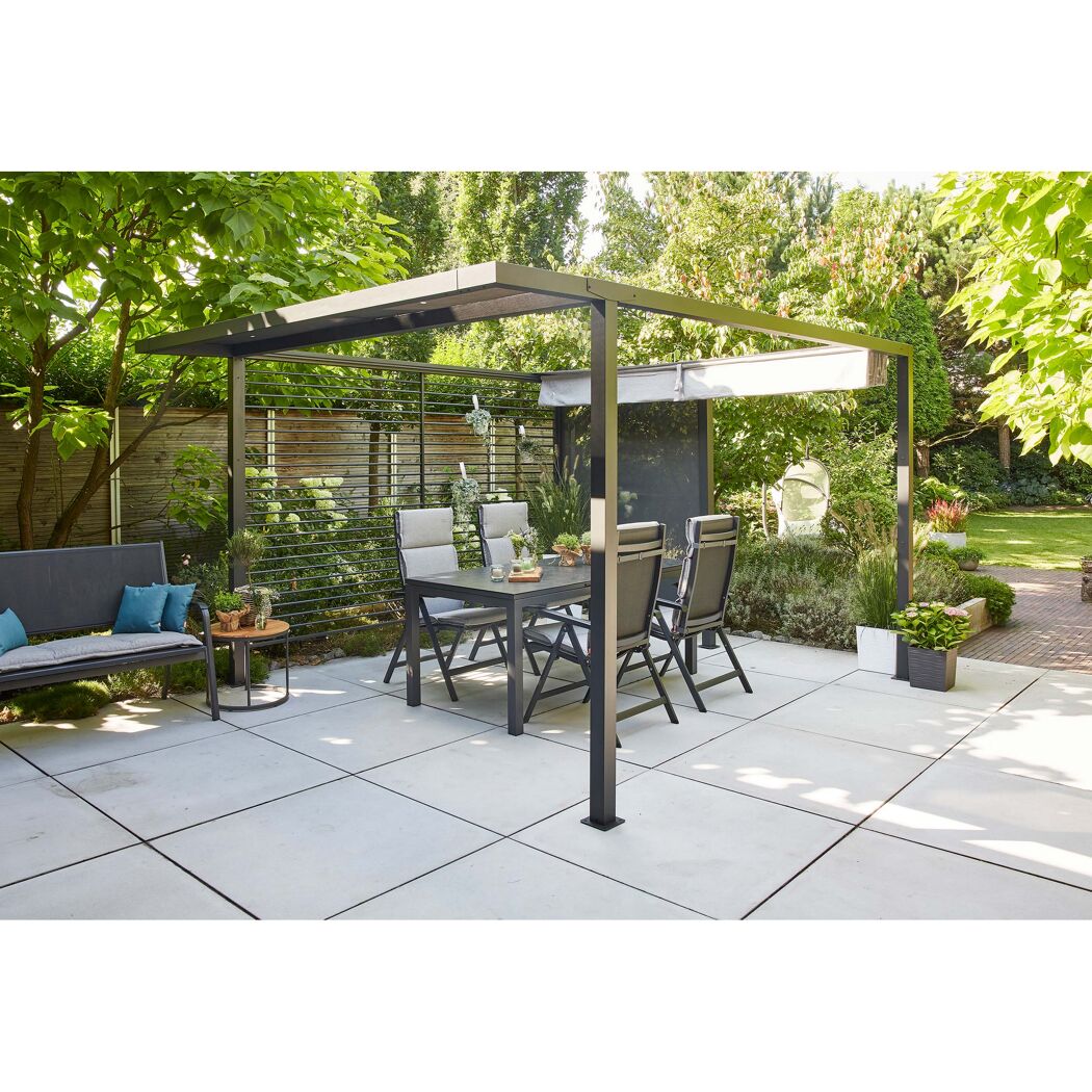 Schwarze Pergola mit Esstisch und Stühlen darunter