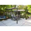 Schwarze Pergola mit Essgruppe auf einer Terrasse