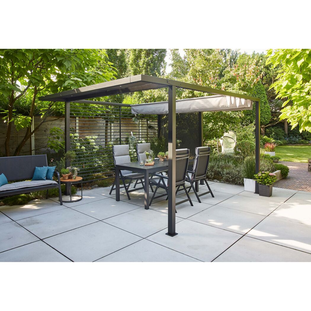 Schwarze Pergola mit Essgruppe auf einer Terrasse