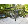 Schwarze Pergola mit Esstisch und Stühlen auf Terrasse
