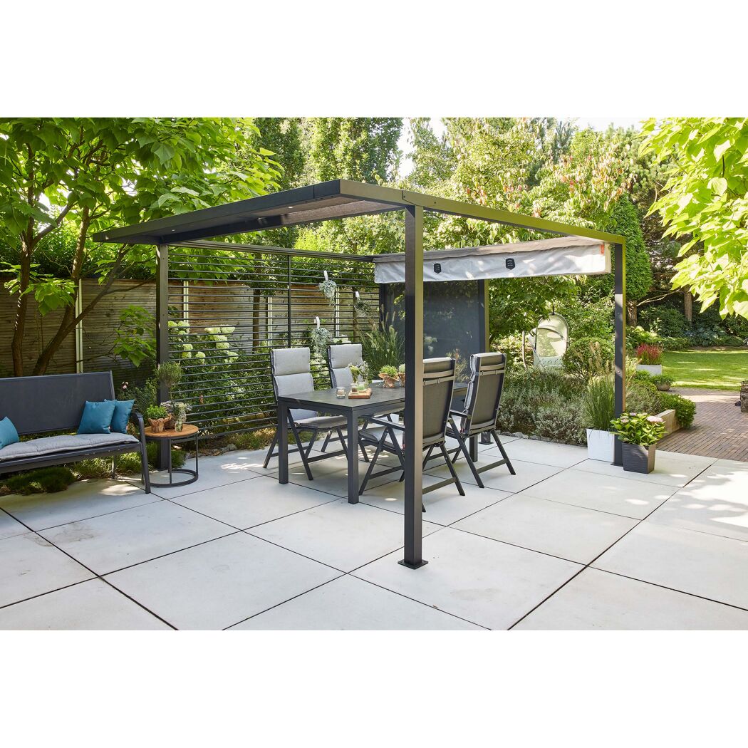 Schwarze Pergola mit Esstisch und Stühlen auf Terrasse