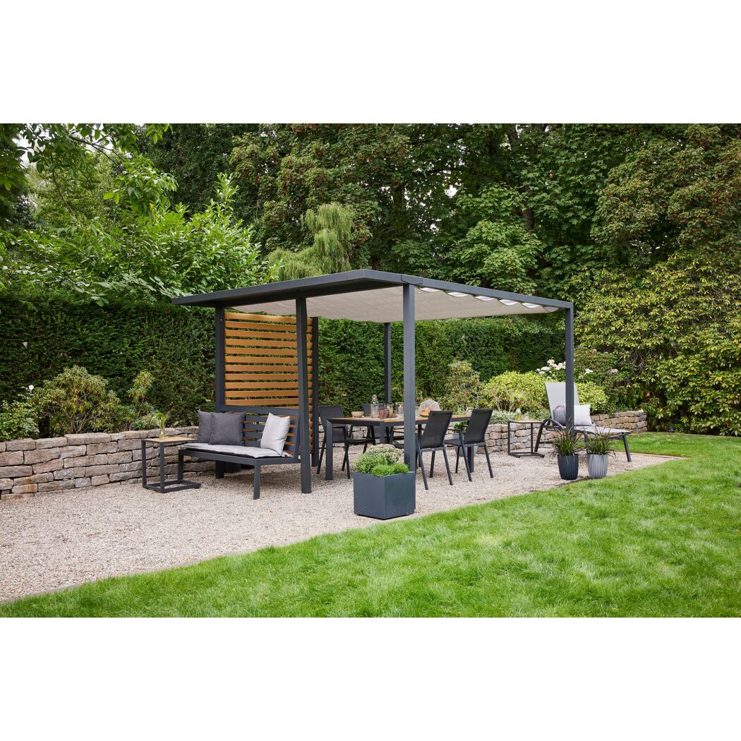 Pergola mit Essgruppe im Garten