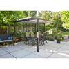 Schwarze Pergola mit Esstisch und Stühlen