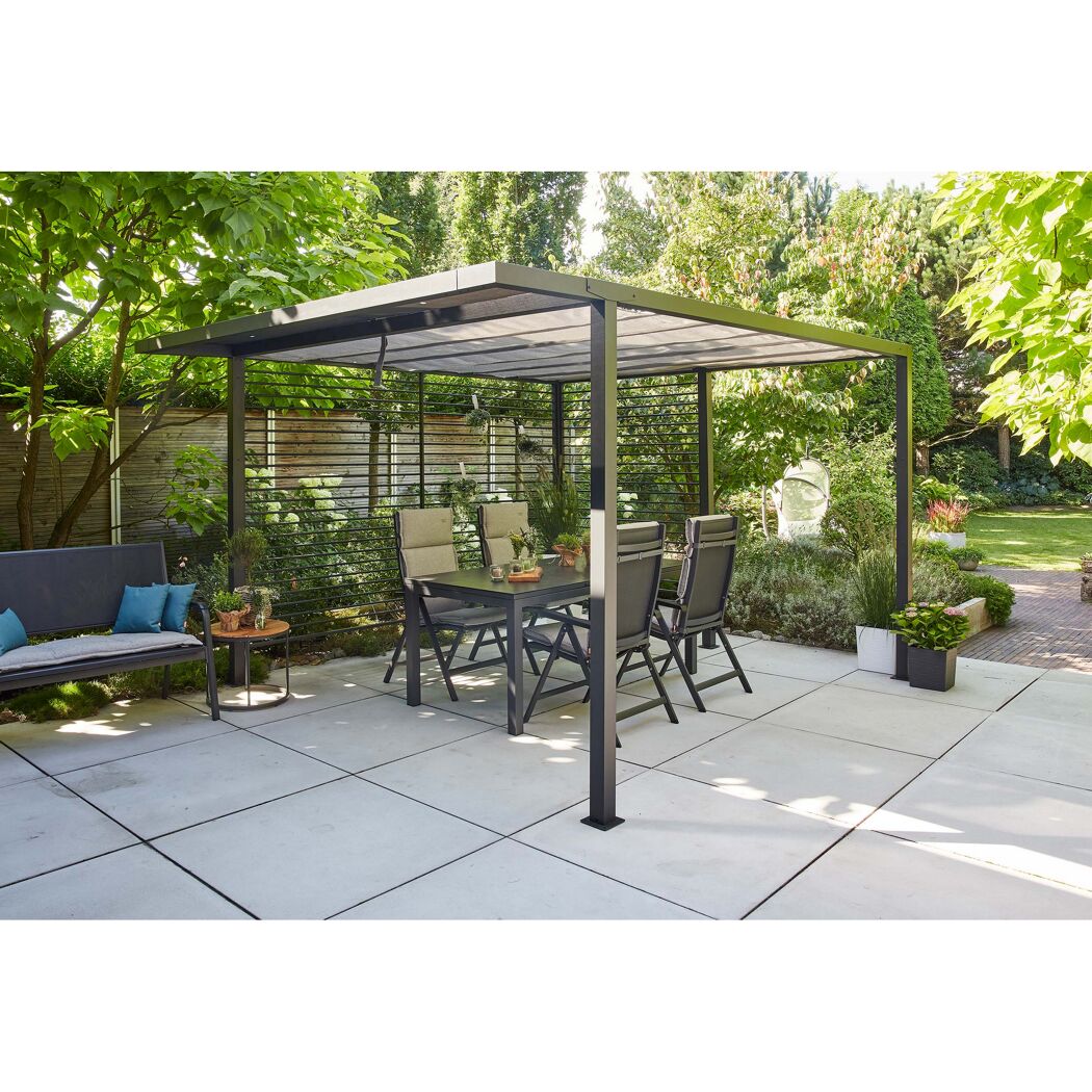 Schwarze Pergola mit Esstisch und Stühlen