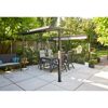 Schwarze Pergola mit Essgruppe und Sichtschutz