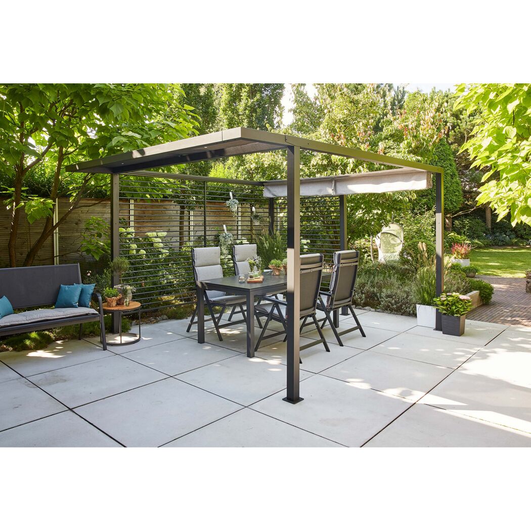 Schwarze Pergola mit Essgruppe und Sichtschutz