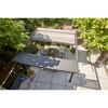 Pergola mit Beschattung und Gartenmöbeln auf Terrasse