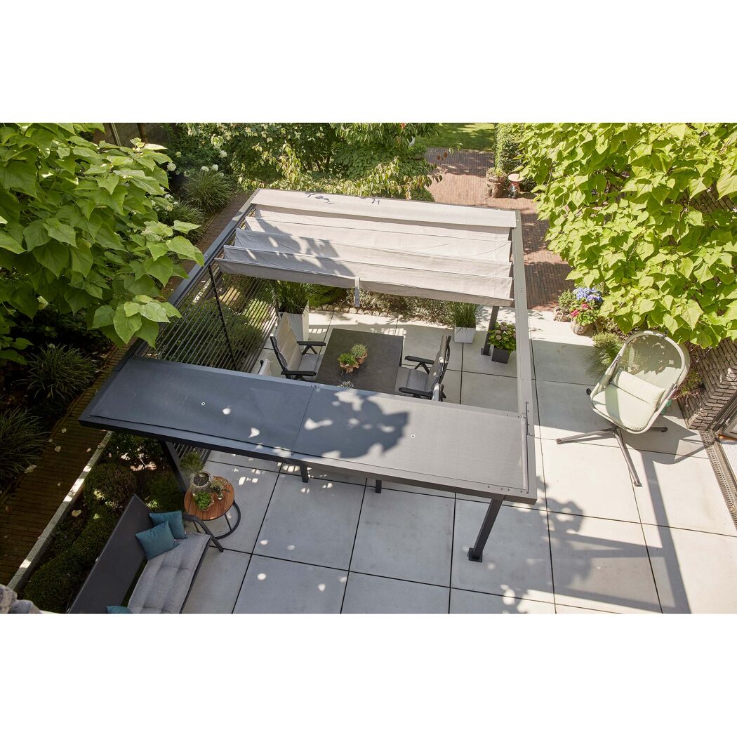 Pergola mit Beschattung und Gartenmöbeln auf Terrasse