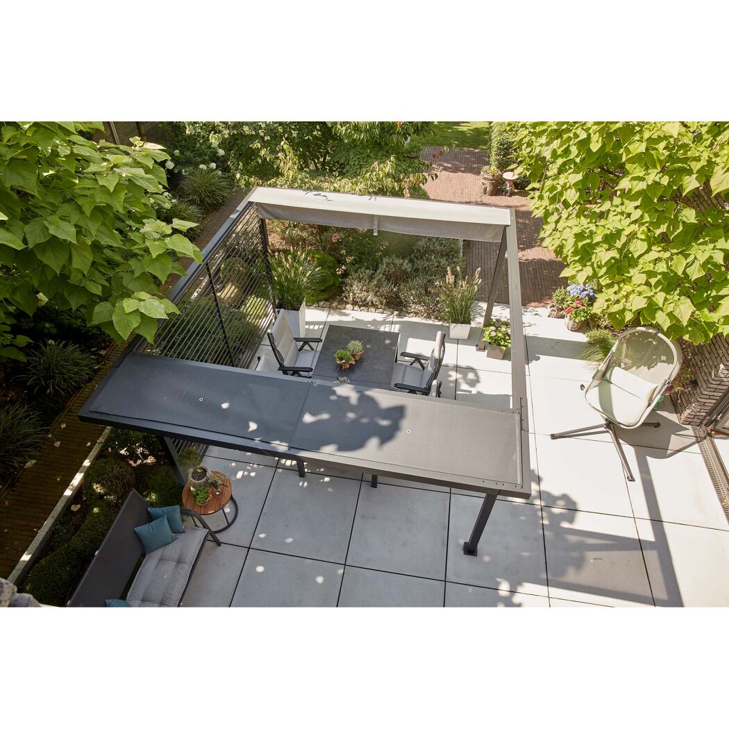 Pergola mit Essgruppe und Hängesessel auf Terrasse
