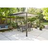 Pergola mit Gartenmöbeln auf Terrasse