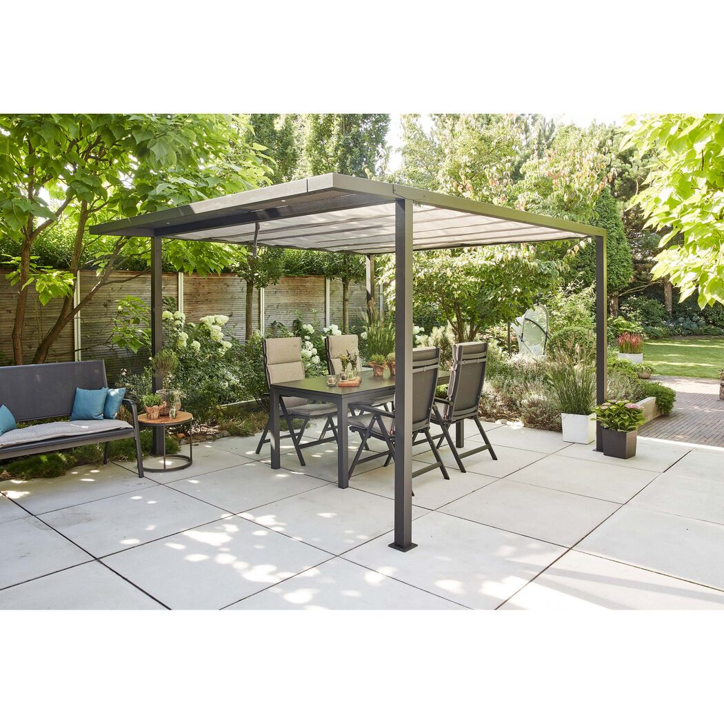 Pergola mit Gartenmöbeln auf Terrasse