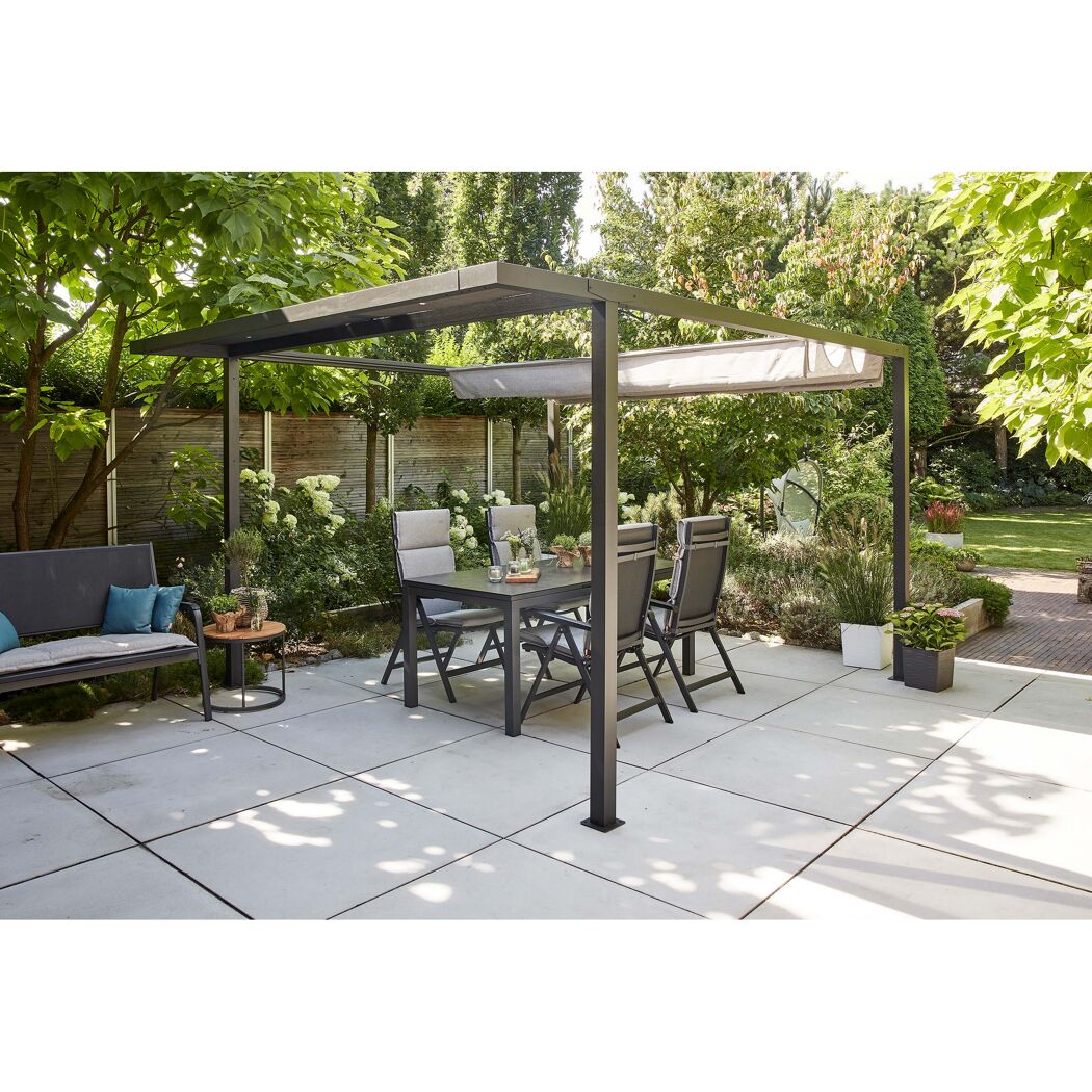 Schwarze Pergola mit Essgruppe auf Terrasse