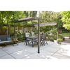 Schwarze Pergola mit Esstisch und Sitzbank