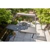 Pergola mit Esstisch und Stühlen auf einer Terrasse