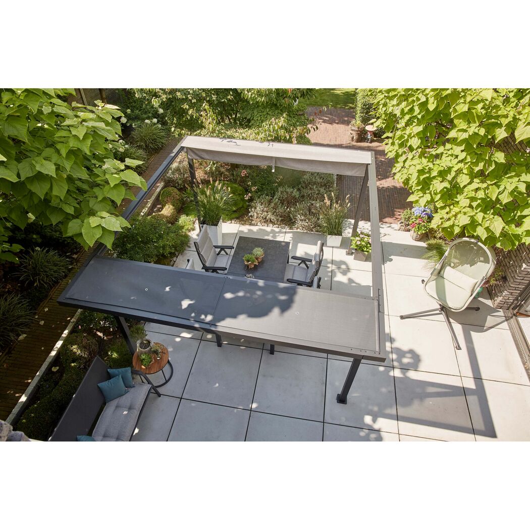 Pergola mit Esstisch und Stühlen auf einer Terrasse