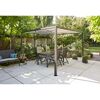 Schwarze Pergola mit Esstisch und Stühlen auf Terrasse