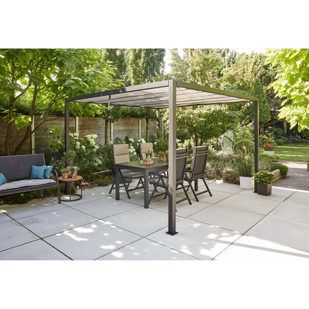 Schwarze Pergola mit Esstisch und Stühlen auf Terrasse