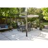 Schwarze Pergola mit Sonnenschutz über Gartentisch und Stühlen