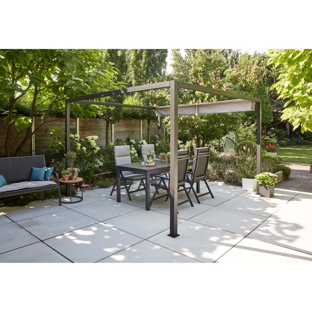 Pergola mit Esstisch und Stühlen im Garten