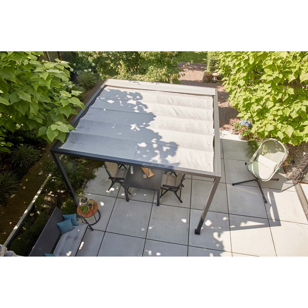 Pergola mit Sonnenschutz über Sitzgruppe im Garten