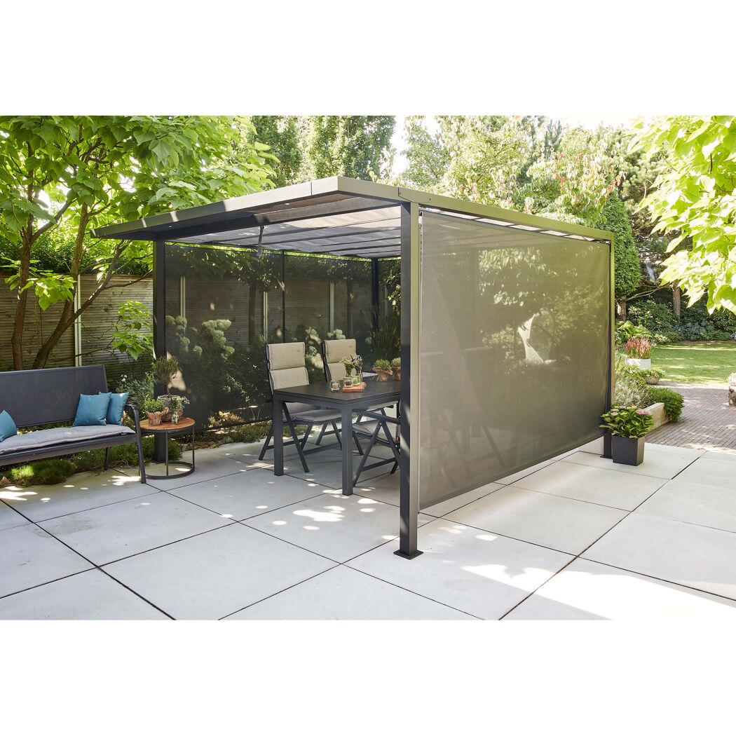 Schwarze Pergola mit Sonnenschutz im Garten