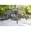 Schwarze Pergola mit Beschattung und Gartenmöbeln