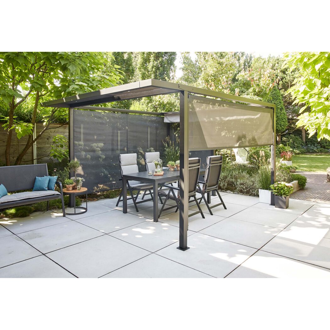 Schwarze Pergola mit Beschattung und Gartenmöbeln
