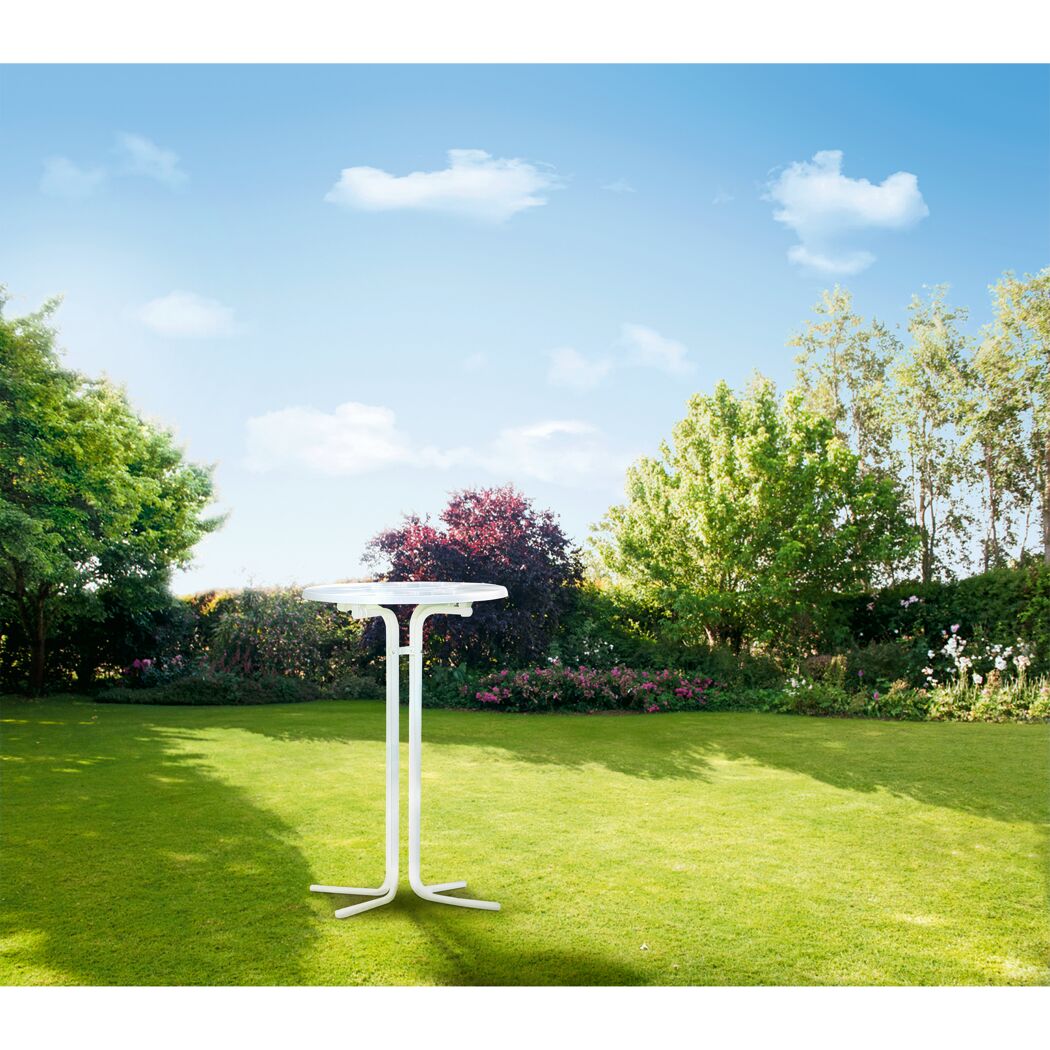 Weißer, runder Stehtisch im Garten