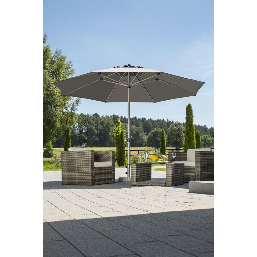 Runder Sonnenschirm Gemini über Gartensitzgruppe