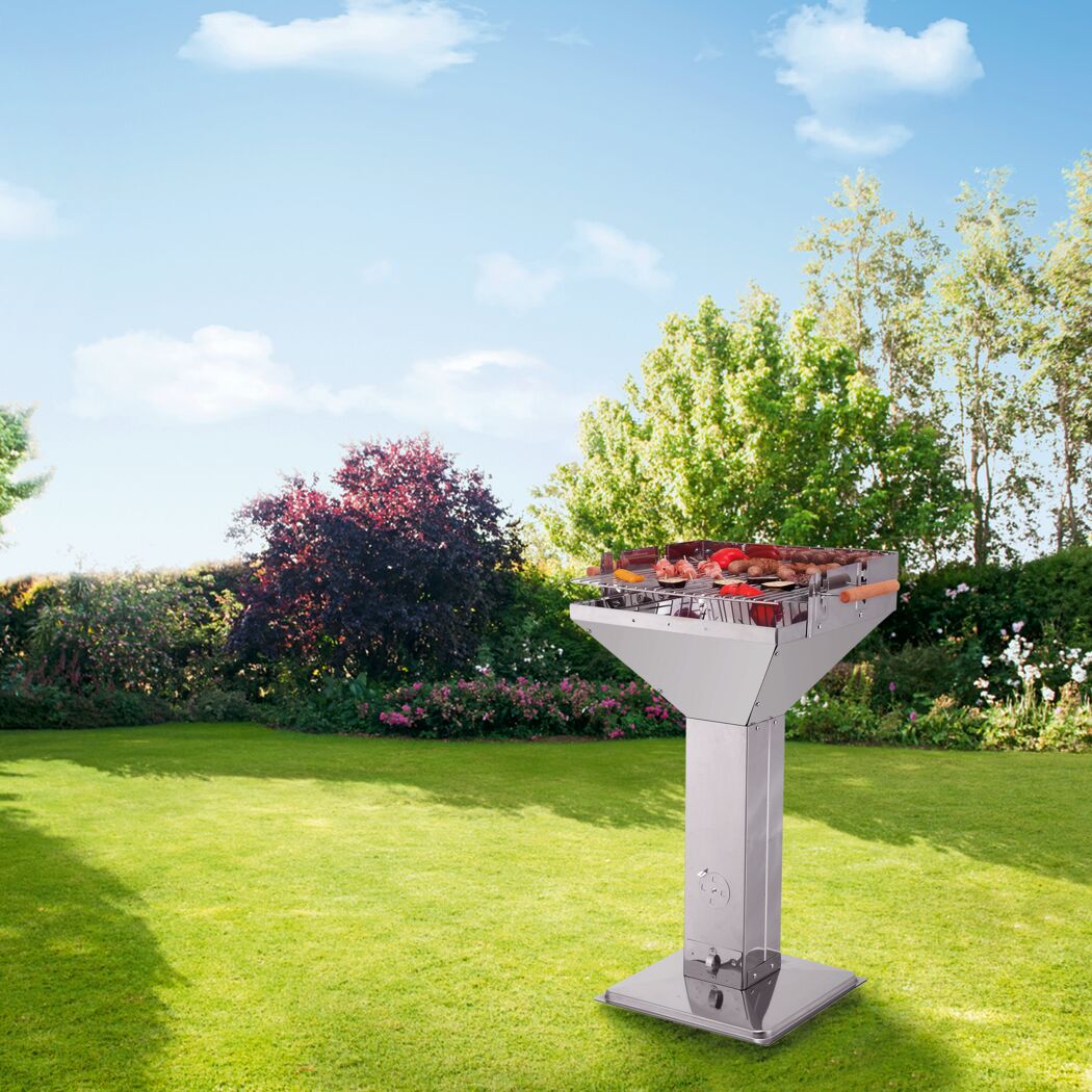 Trichtergrill Vista mit Grillgut im Garten