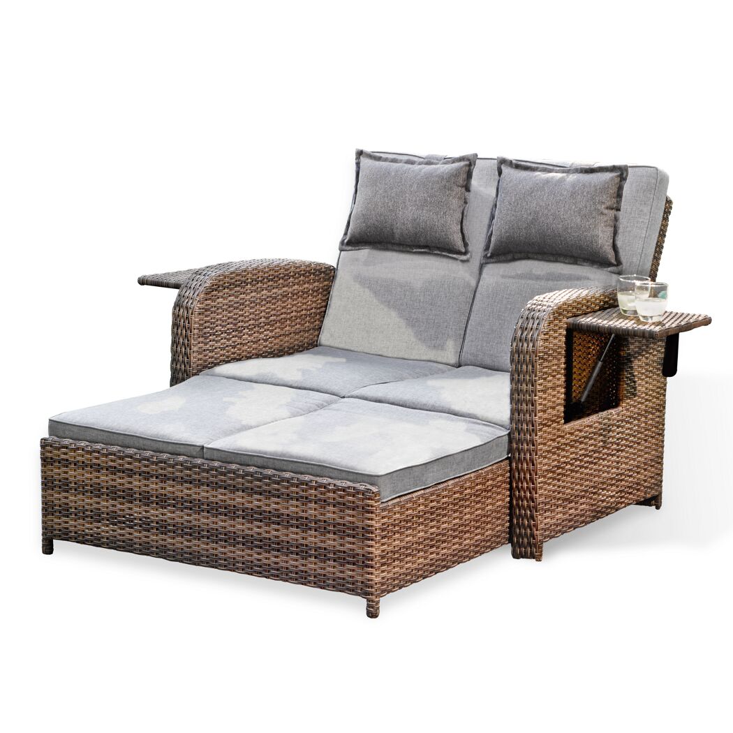 Geflochtenes Rattansofa Trinidad mit zwei grauen Kissen