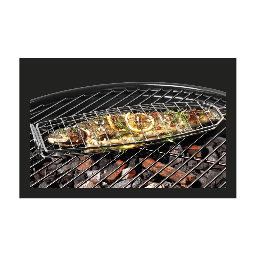 Fisch auf Grillhalter über glühender Kohle