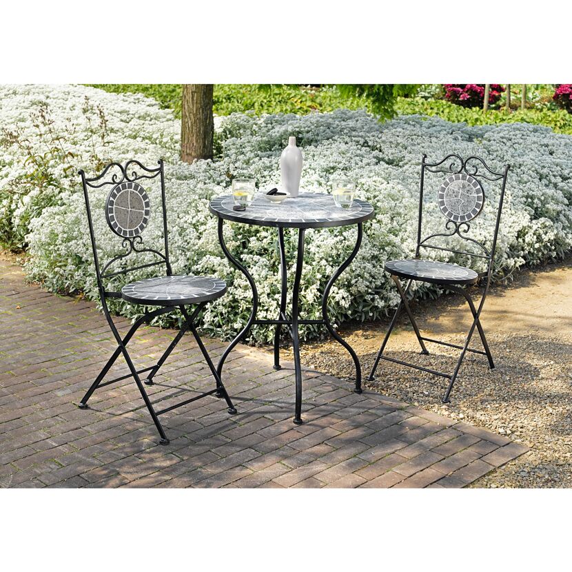 Bistrotisch mit zwei Stühlen im Garten