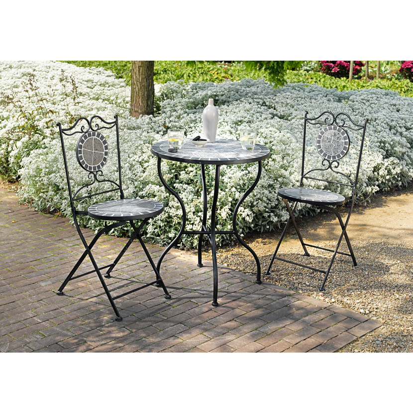 Bistrotisch mit zwei Stühlen im Garten
