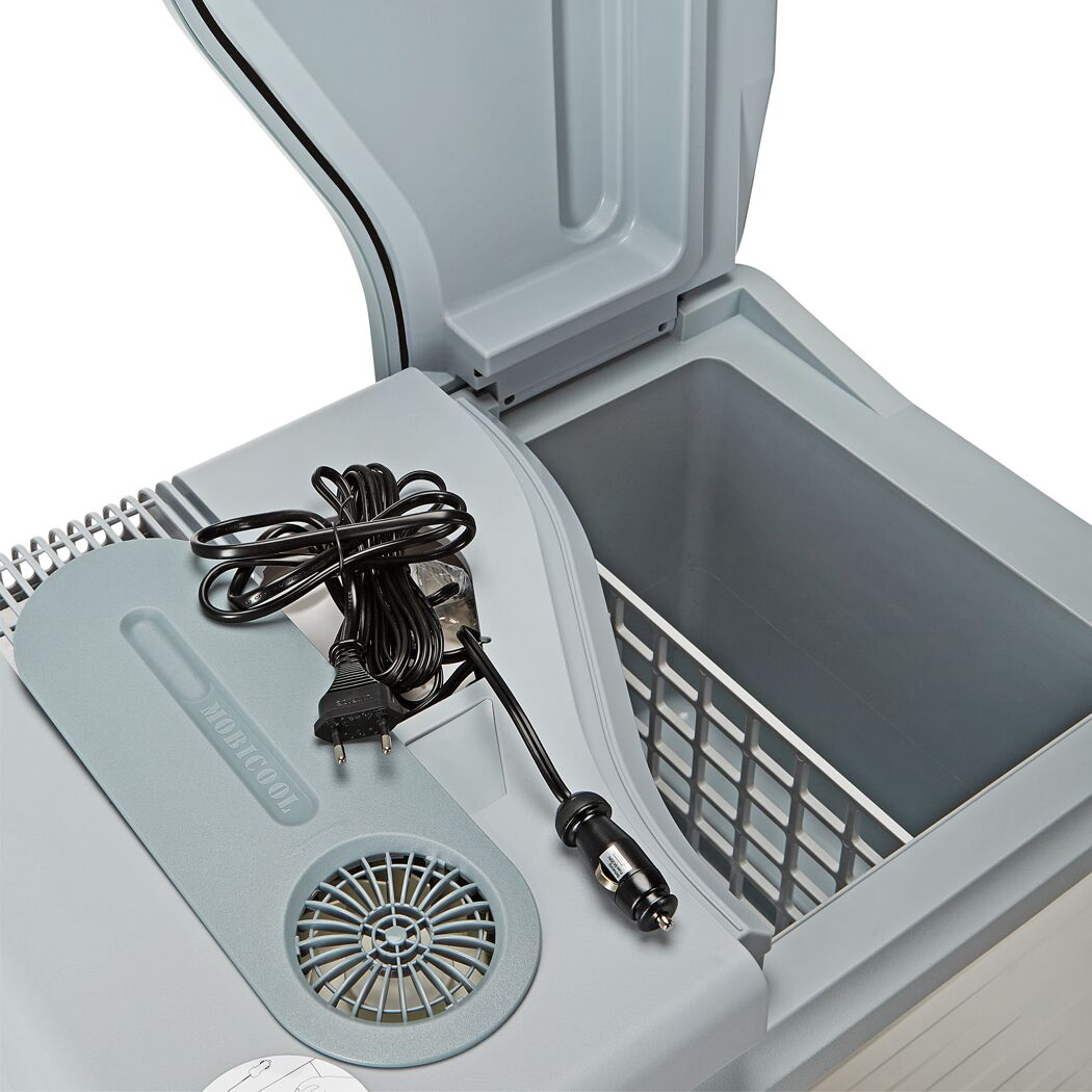 Geöffnete Kühlbox Mobicool mit Kabeln