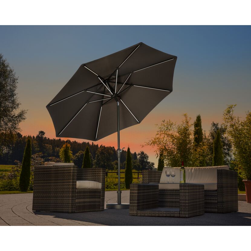 Sonnenschirm mit Beleuchtung über Sitzgruppe