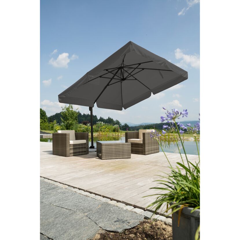 Anthrazitfarbener Sonnenschirm Rhodos über Gartenmöbeln