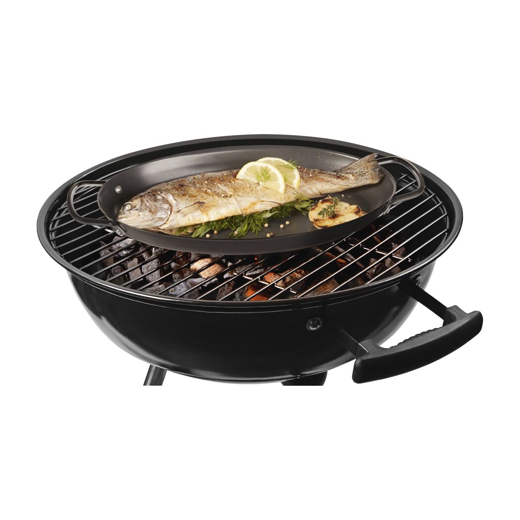 Gegrillter Fisch mit Zitrone und Kräutern in einer Pfanne auf einem Holzkohlegrill.
