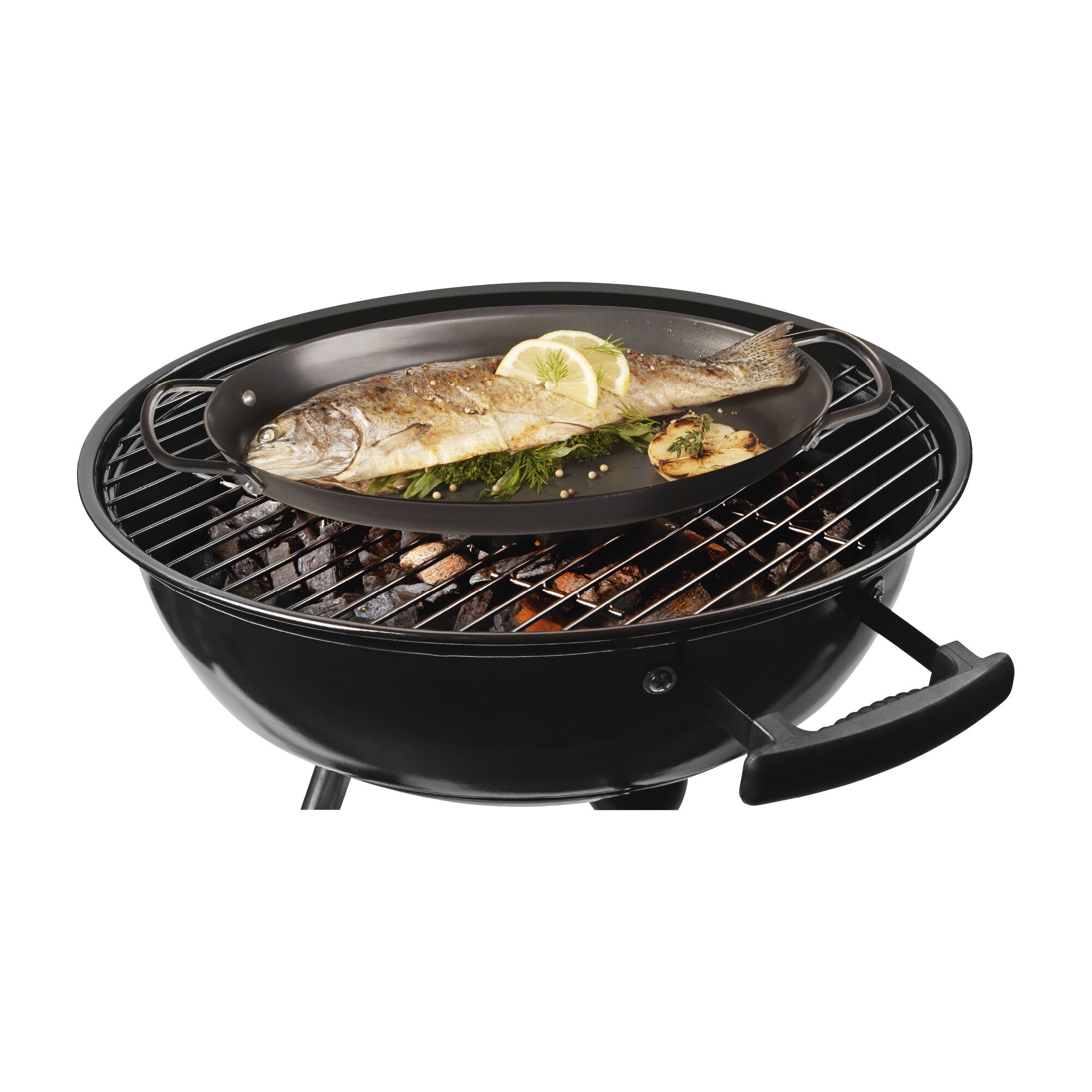 Gegrillter Fisch mit Zitrone und Kräutern in einer Pfanne auf einem Holzkohlegrill.
