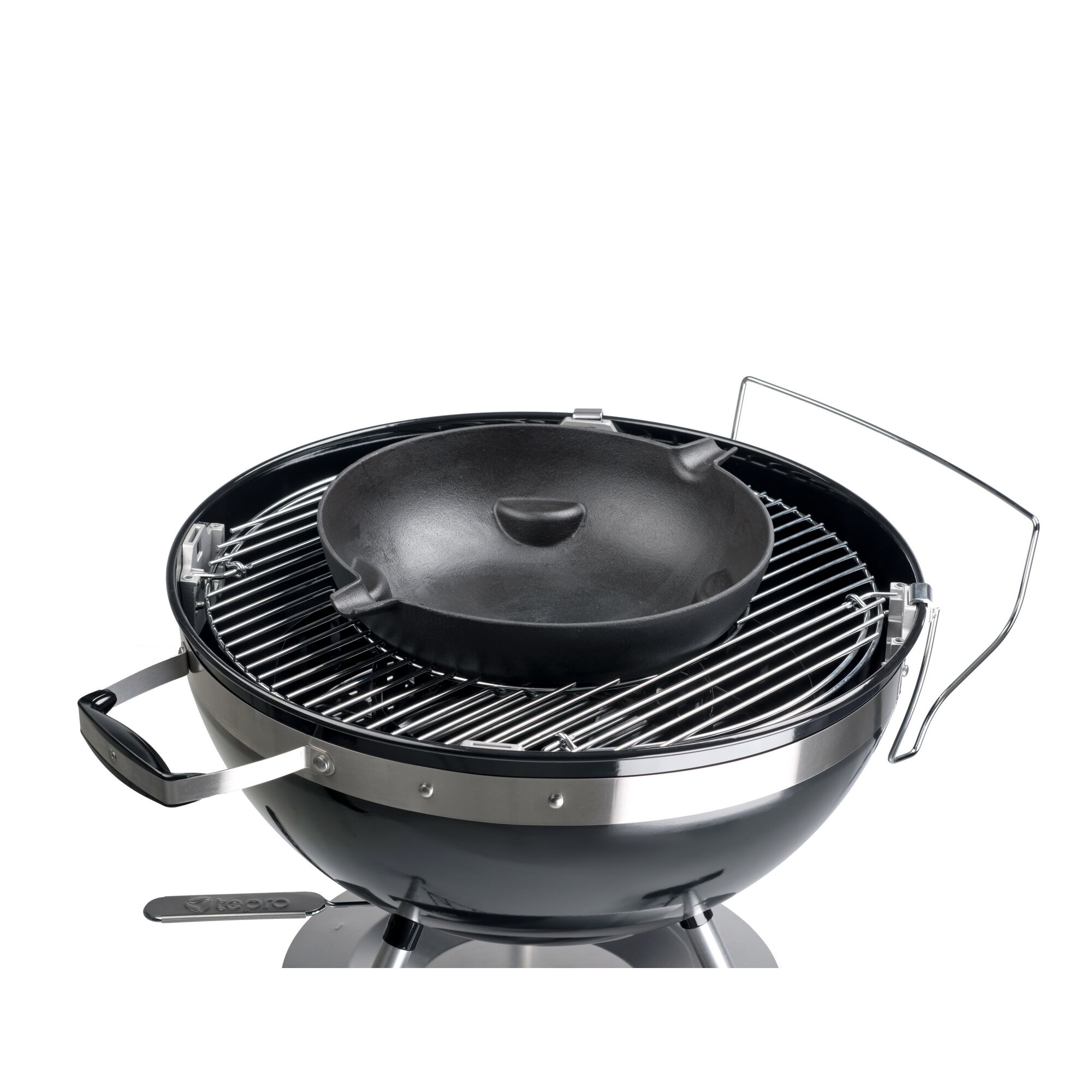 Schwarzer Tepro Wok-Einsatz auf einem Grill