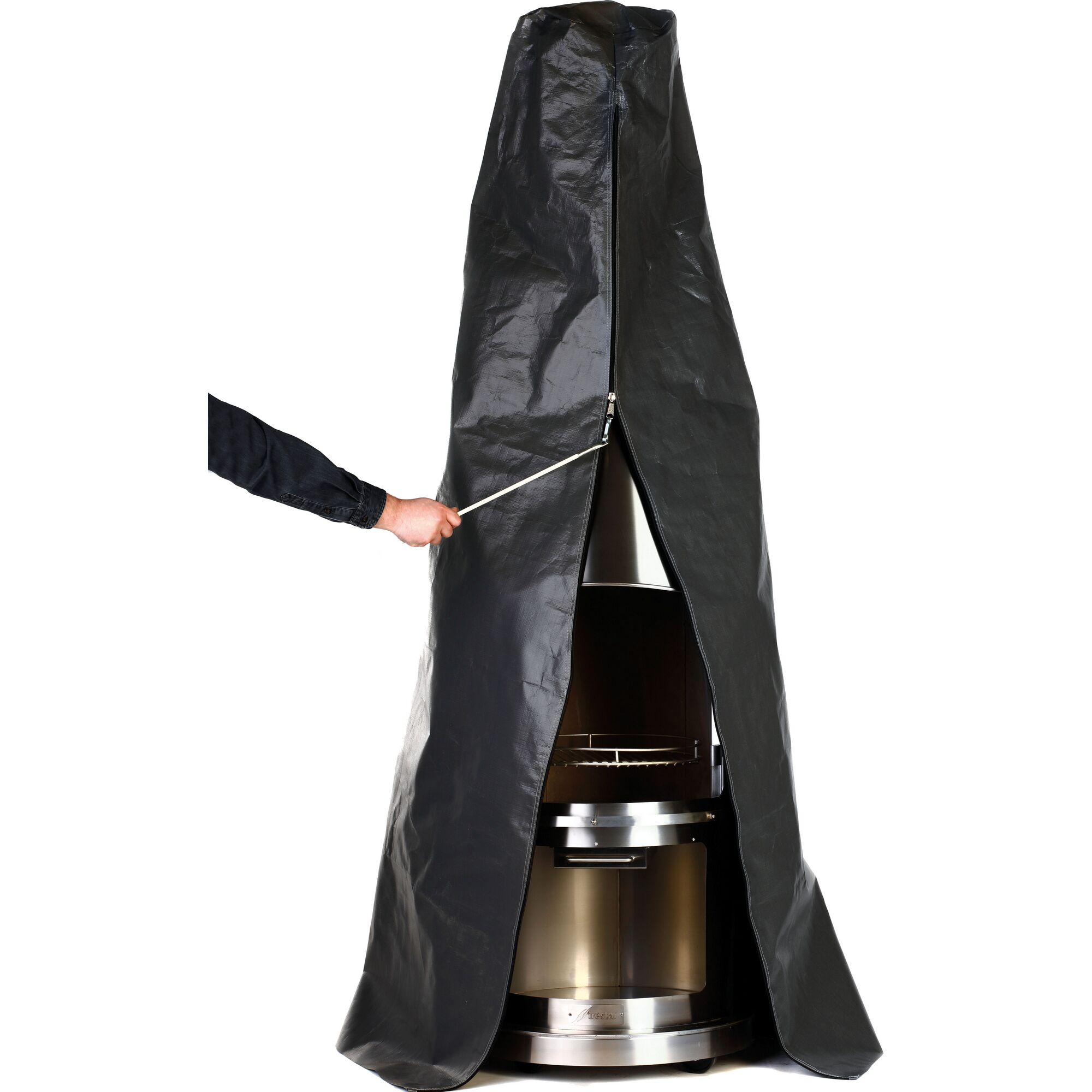 Person öffnet Schutzhülle Feuerschale mit Reißverschluss