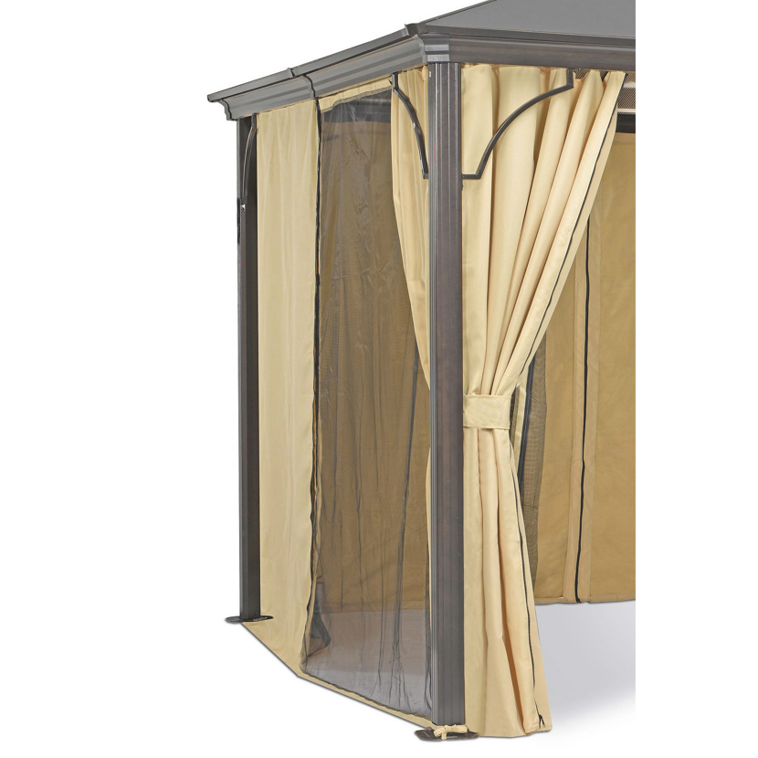 Pavillon mit beigefarbenen Vorhängen und Mückennetz
