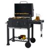 Holzkohlegrill mit Grillgut, Gemüse und Getränken