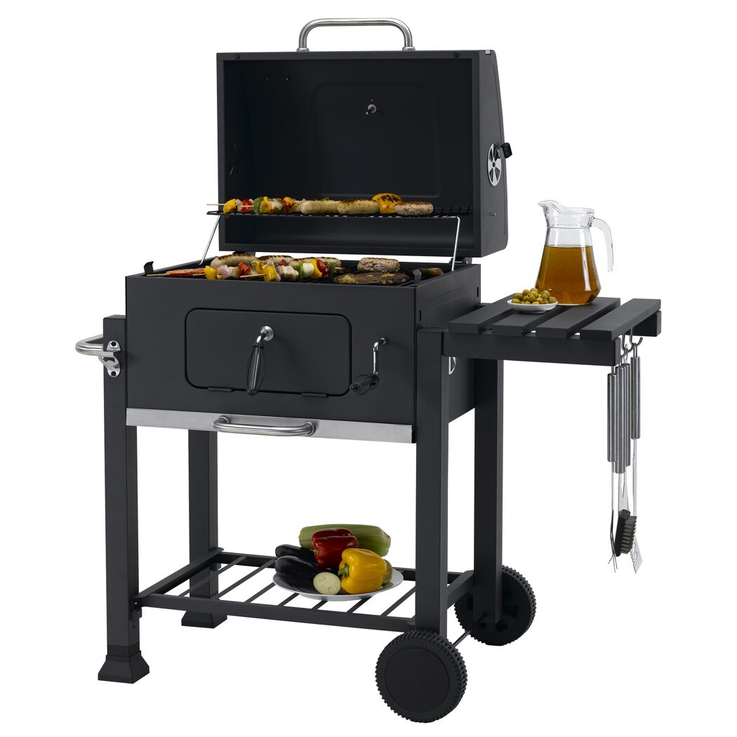Holzkohlegrill mit Grillgut, Gemüse und Getränken