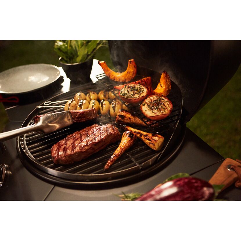 Steak, Kürbis, Kartoffeln und Pastinaken werden auf einem Grill gegrillt.