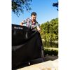 Person deckt einen Char-Broil-Grill ab